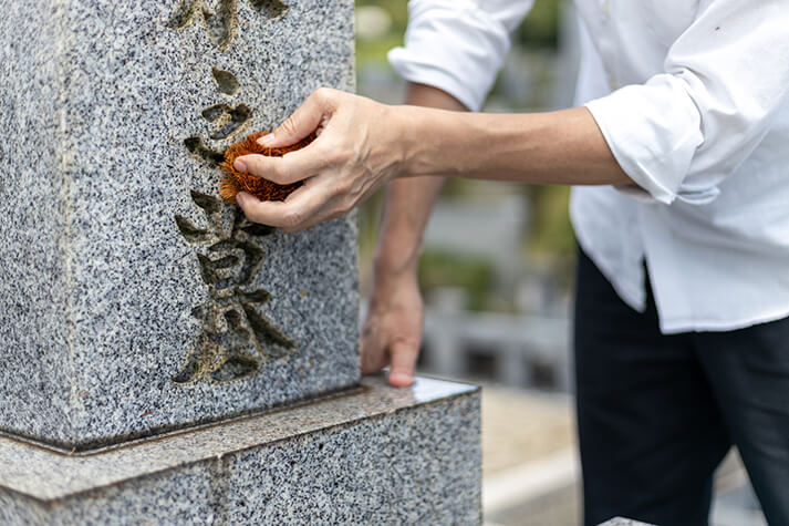 お墓の購⼊、修理、掃除、墓⽯の引越し